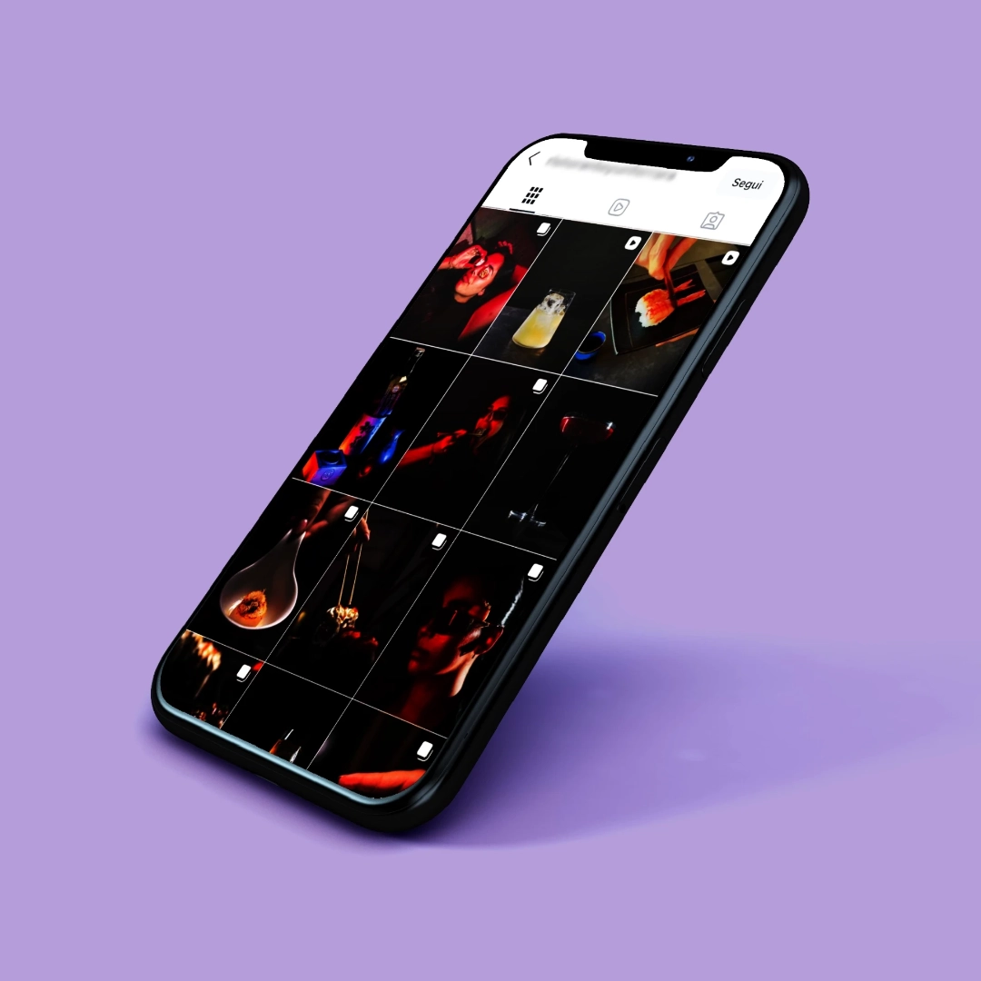Mockup telefono su sfondo viola con feed instagram - Fiftyfive Media Agenzia di Comunicazione a Ferrara